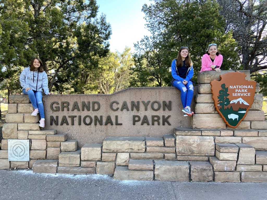 A family overlooking the Grand Canyon