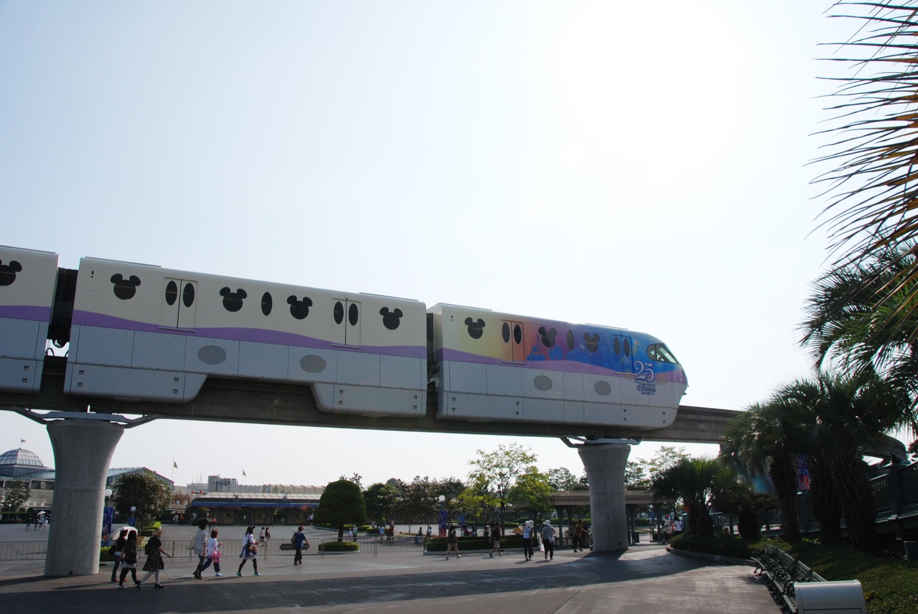A Disney Resort Line monorail traveling beside Tokyo Disney Resort